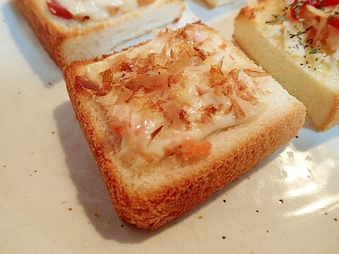 鮭フレークとチーズのミニトースト